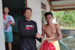 Calon Bupati Kapuas Hulu Fransiskus Diaan bantu korban banjir