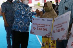 Pemkab Labusel salurkan bantuan modal kerja dari Presiden Jokowi