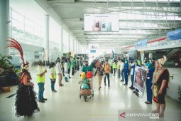 Angkasa Pura bagi masker dan hand sanitizer kepada penumpang