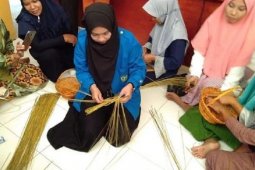 Nur Afni, mahasiswi jago anyaman lidi yang tak pelit berbagi ilmu