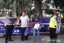Polresta Deli Serdang bagikan sembako warga terdampak COVID-19 sambut HUT Lalu Lintas