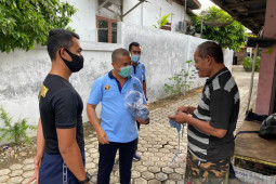 Imigrasi Banda Aceh bagi masker ke warga saat jalan santai