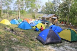 Ada fasilitas kemping di kawasan Wisata Alam Sebapo