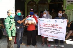 Telkom bagikan sembako kepada tunanetra