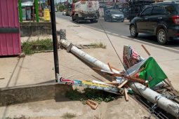 Alat berat diangkut truk nyangkut kabel listrik hingga tiangnya roboh