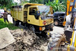 Marhaban meninggal di tempat setelah ditabrak truk pengangkut pasir