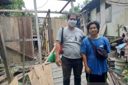 Rumah Bastiansyah roboh saat banjir besar di Kapuas Hulu