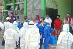 Petugas periksa kesehatan warga Garut di enam kecamatan yang diberlakukan PSBM