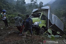 Kecelakaan truk boks masuk jurang