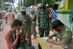 Petugas tingkatkan razia protokol kesehatan di daerah zona merah