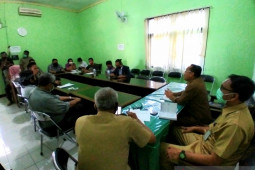 Belasan warga datangi kantor DLH Situbondo pertanyakan limbah RS Mitra Sehat