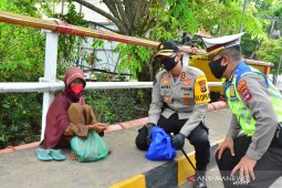 Afri turun ke jalan bagikan sembako dan edukasi pakai masker