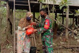Penyaluran bantuan Pemprov Kalbar untuk korban banjir di Kalis