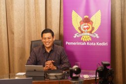 Wali Kota Kediri berbagi tips bijak menggunakan media sosial secara daring