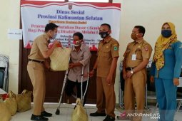 Penyandang disabilitas berat dapat bantuan mesin jahit dan sembako