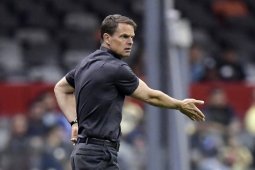 Belanda kini dilatih Frank de  Boer