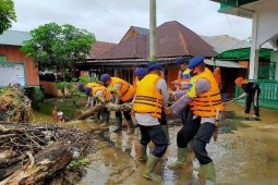Brimob Polda Sumut bantu korban banjir di Padang Sidempuan