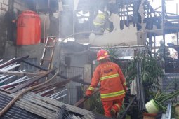 15 unit damkar padamkan api lalap kawasan pergudangan