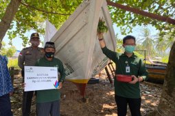 PLN Kalbar serahkan kapal untuk nelayan di Desa Temajuk