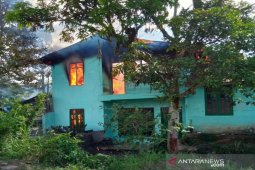 Sebuah rumah bertingkat di Sipirok terbakar