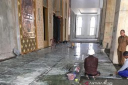 Batu giok mulai dipasang di lantai Masjid Agung Baitul A'la Nagan Raya