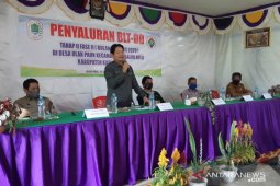 Wabup Kapuas Hulu serahkan BLTDD di Ulak Pauk daerah perbatasan