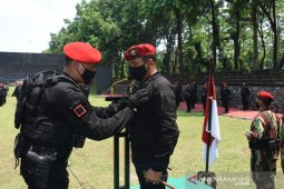 Danjen Kopassus menerima brevet antiteror