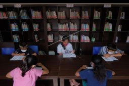 Siswa belajar di perpustakaan desa