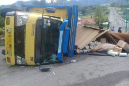 Rawan kecelakaan, satu truk terbalik di tanjakan Lukup Badak Takengon