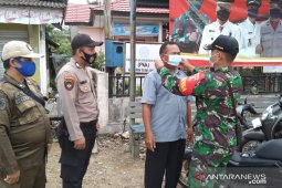 Cegah penularan COVID-19, personil Kodim Kandangan gencar disiplinkan masyarakat