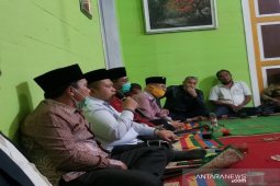 Tokoh adat Sipirok "upah-upah" Bapaslon Dolly-Rasyid di "Bagas Godang"