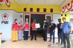 DPD AMPI Lutim serahkan APD untuk relawan PMI