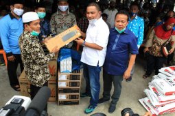 Ketua PKK Tapteng bantu lima unit komputer untuk Pesantren Al Mukhlisin Lumut