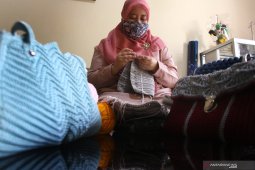 Upaya perajin rajut memulihkan usaha