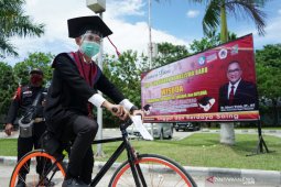 Wisuda "drive thru" UNG, Yandri Mahmud pakai sepeda
