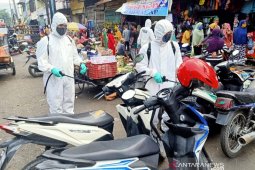 Brimob Poldasu semprot disinfektan di Pusat Pasar Medan