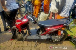 Remaja wanita tewas seketika setelah tabrak trotoar