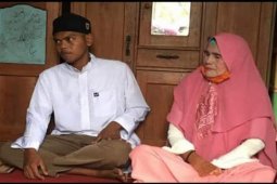 Seorang pemuda lajang nikahi nenek berusia 62 tahun