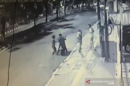 Batal tawuran, tiga pria ini malah begal ponsel warga