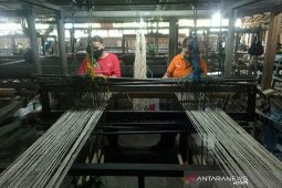 Tak bisa rotan, serat pisang pun jadi