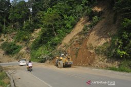 Pembersihan material longsor kebun kopi