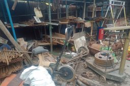 Pengepul barang bekas lega harga jual berangsur normal