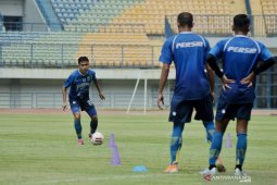 Gelandang Persib Erwin Ramdani tetap latihan saat Lebaran