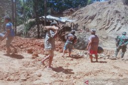 Akses jalan TMMD tertimbun longsor di Tarabintang Humbahas, emak-emak hingga kaum bapak serentak bantu TNI
