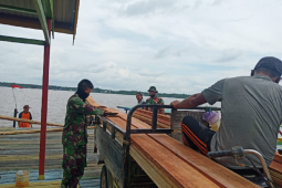 Satgas TMMD Kodim 1015/Spt angkut material bangunan sejauh lima kilometer
