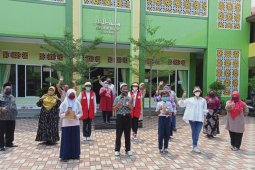Siswa MTsN 1 Bogor dan MTsS dapat donasi HP untuk menunjang pembelajaran daring
