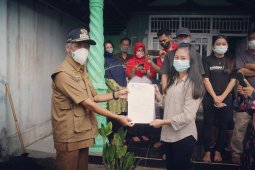 Bupati Sujadi serahkan surat keterangan sehat pasien sembuh dari COVID-19