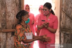 Bhayangkari cabang Madiun bantu warga terdampak COVID-19