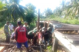 Panas terik Matahari tidak surutkan semangat kerja personel TMMD Kodim 1015/Spt