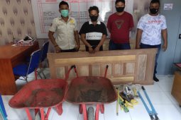 Pria pengangguran ini curi daun pintu senilai Rp1,3 juta